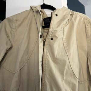 Stylish cut women’s raincoat. Steam and be ready for the elements.